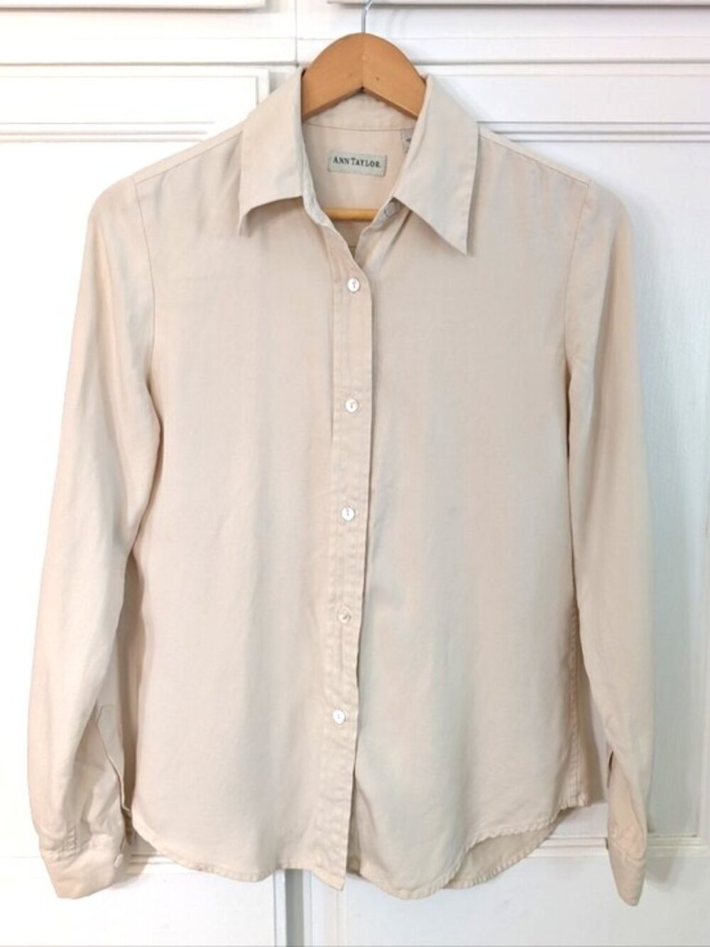 Ann Taylor 100% Twill Silk Women's Cream Button-Down Shirt Size 2